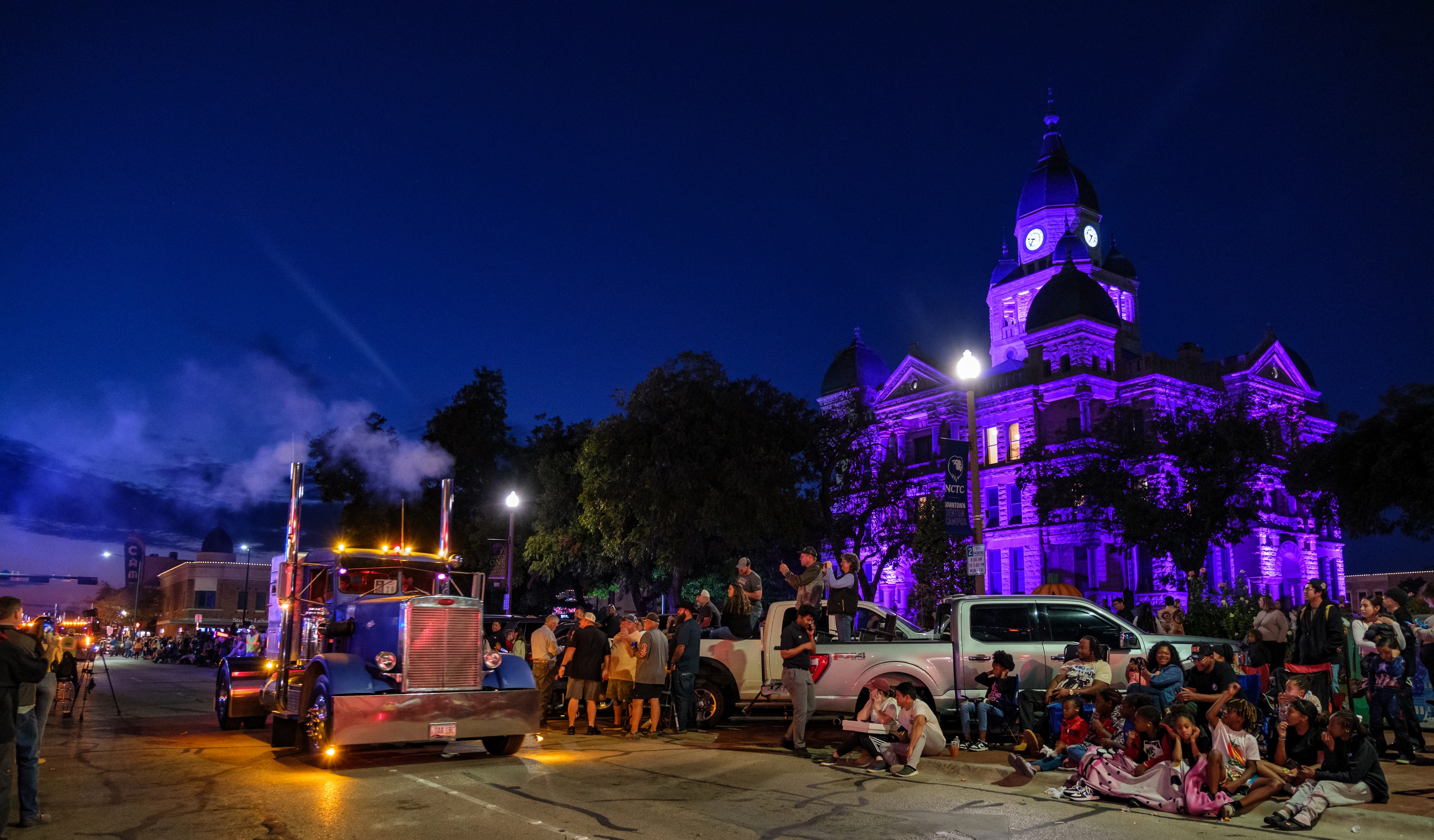 Peterbilt Supports United Way of Denton County on Peterbilt Pride & Class Day with Annual Parade - Hero image